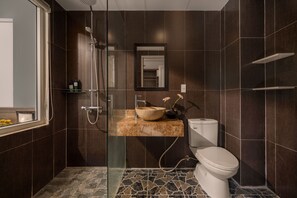 Habitación Deluxe doble, balcón, vistas a la piscina | Escritorio, espacio para trabajar con un portátil, cortinas opacas