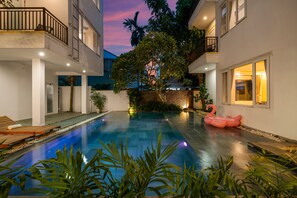 Una piscina al aire libre