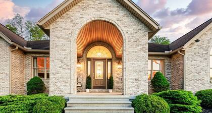 Blissful Mountain Getaway - Manor on 46 acres