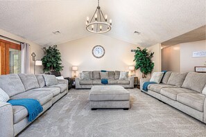 Televisio, pöytäjalkapallopöytä, pöytätennispöytä, kirjoja