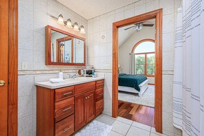 Cuna de viaje, wifi y ropa de cama 