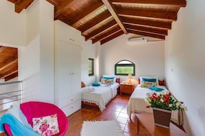 4 bedrooms, iron/ironing board, internet, bed sheets