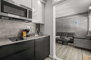Frigorífico, microondas, placa de cocina y cafetera o tetera