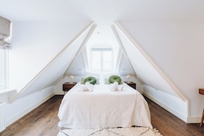 2 bedrooms, iron/ironing board, Internet, bed sheets
