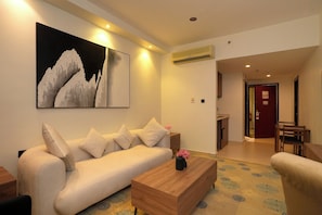 Phòng Suite Junior, 1 giường cỡ king, bếp nhỏ, tầng Executive | Khu phòng khách | TV màn hình phẳng 