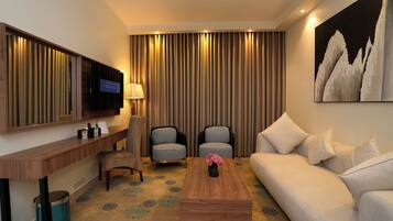 Junior Suite, 1 King Bed, Kitchenette, Executive Level | Living area