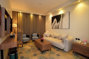 Junior Suite, 1 King Bed, Kitchenette, Executive Level | Living area