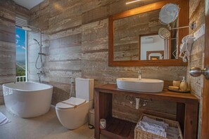 Superior Triple Room, Balcony, City View | Bathroom