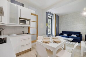 Appartement | Cuisine privée | Réfrigérateur, four à micro-ondes, un four, surface de cuisson
