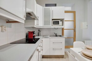 Apartamento | Cocina privada | Frigorífico, microondas, horno y placa de cocina