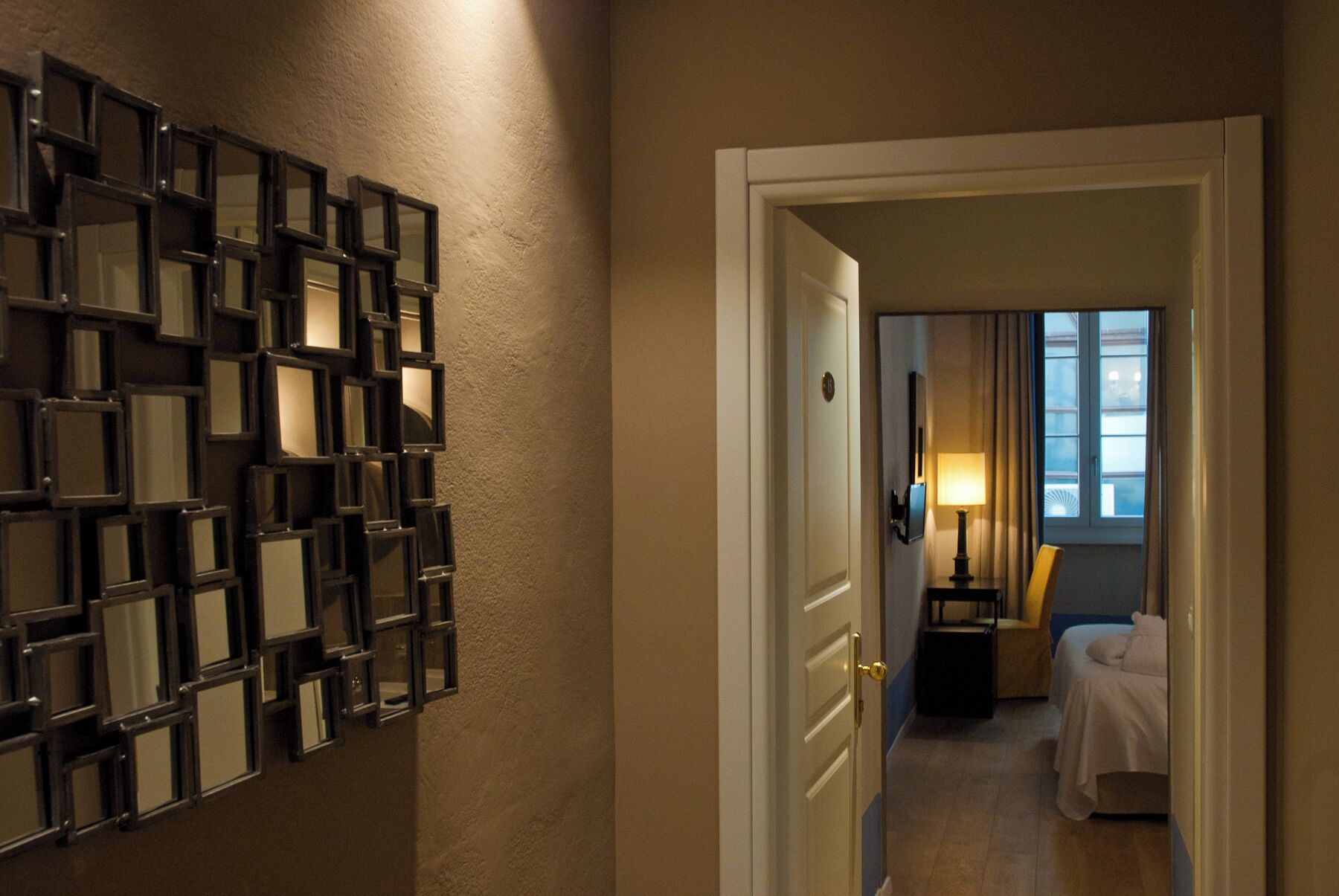 Habitación Confort con 1 cama matrimonial o 2 individuales | Insonorización y wifi gratis 