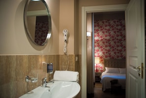 Habitación triple superior, vistas a la ciudad | Baño | Artículos de higiene personal gratuitos, secador de pelo y toallas