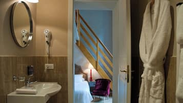 Habitación cuádruple Deluxe, balcón, vista a la ciudad | Baño | Amenidades de baño gratuitas, secadora de cabello, bidet, toallas