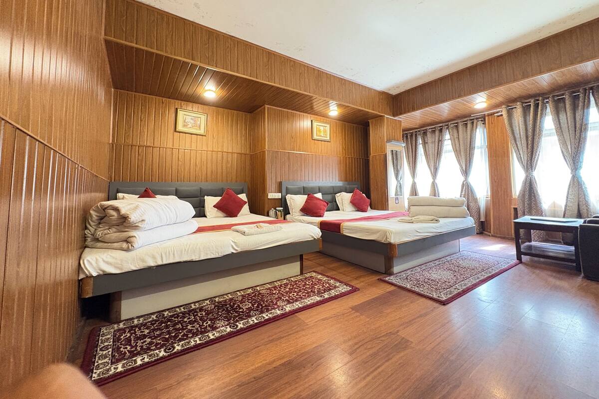 Habitación cuádruple Deluxe, vistas a la ciudad | Wifi gratis y ropa de cama