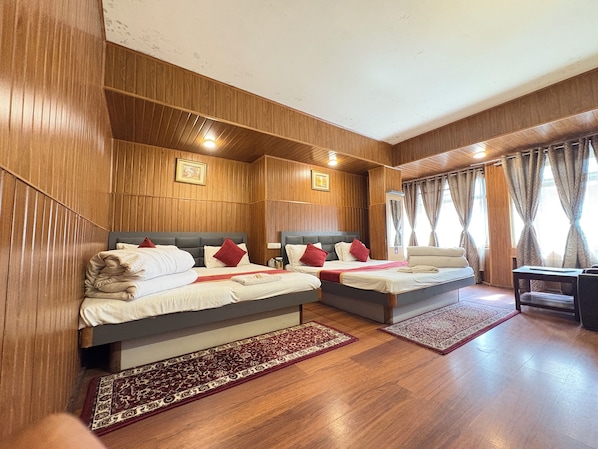 Quarto quádruplo luxo, vista para a cidade | Wi-Fi de cortesia, roupa de cama