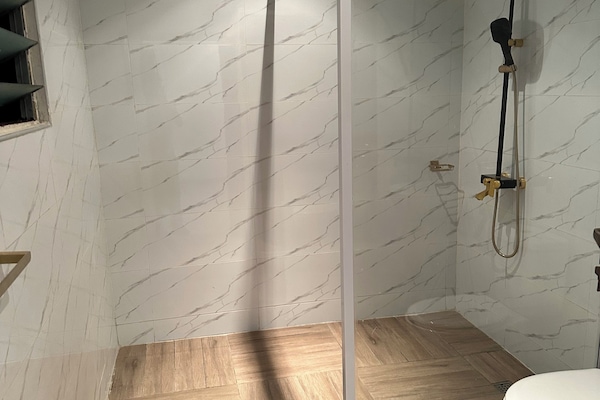 Deluxe Double Room, City View | Bathroom