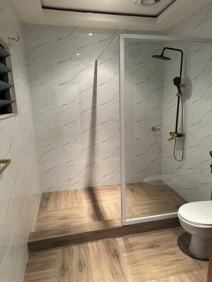 Deluxe Double Room, City View | Bathroom | Shower, towels, soap, shampoo - D Barfi Executive Lodge (Kumasi)