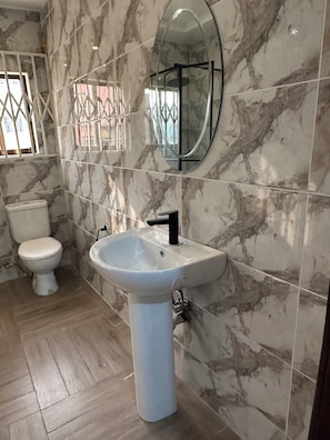 Doppia Deluxe, vista città | Bagno | Doccia, asciugamani, sapone, shampoo