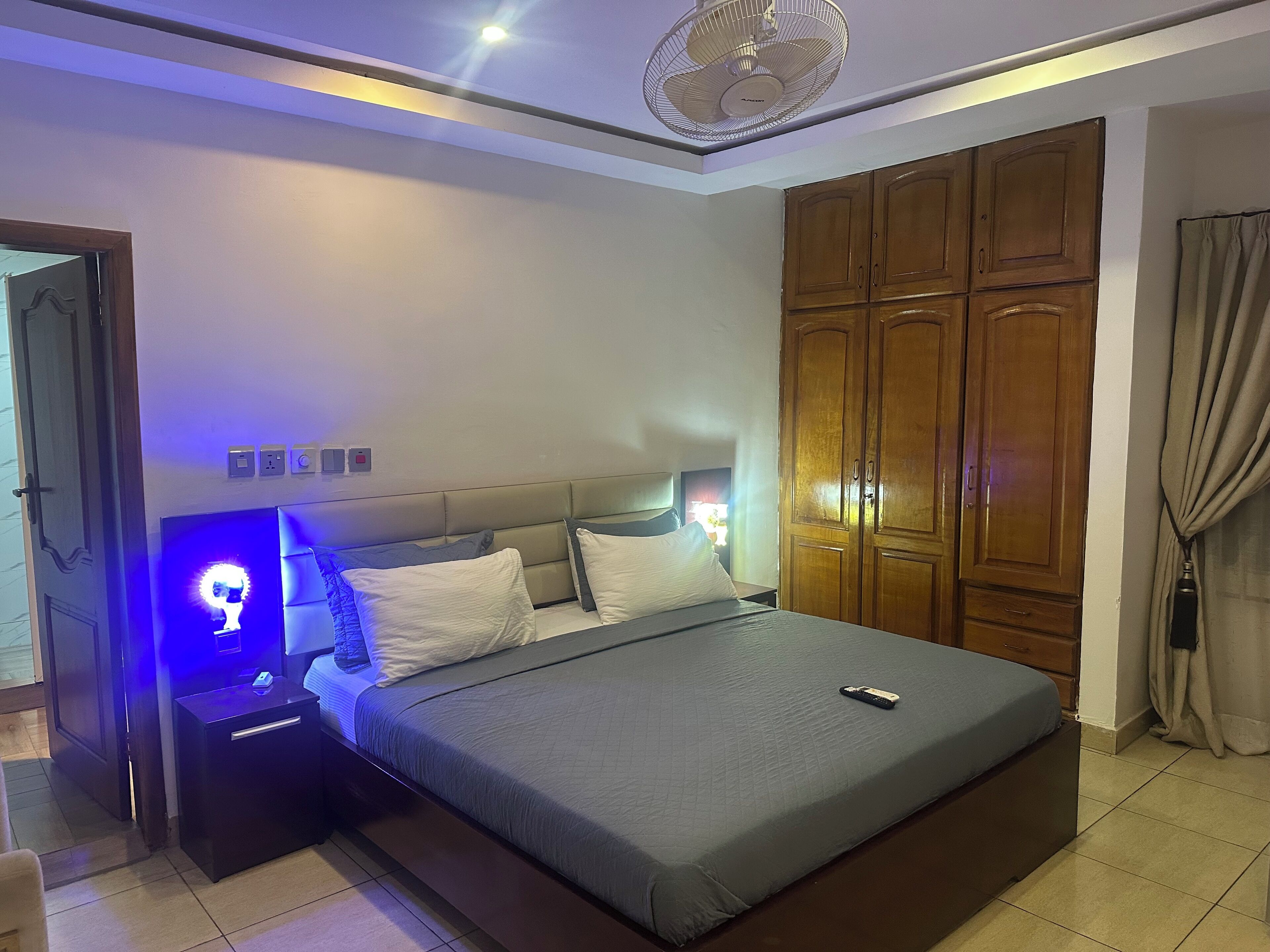 ห้องดีลักซ์ดับเบิล, วิวเมือง | โต๊ะทำงาน, พื้นที่ทำงานแบบใช้แล็ปท็อป, ผ้าม่านกันแสง, เตารีด/โต๊ะรีดผ้า