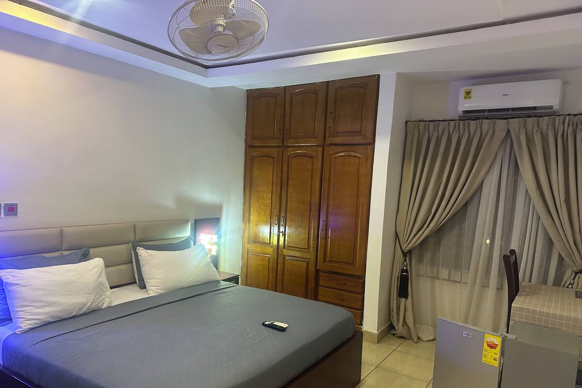 Chambre Deluxe double, vue sur la ville | Bureau, espace de travail pour ordinateurs portables