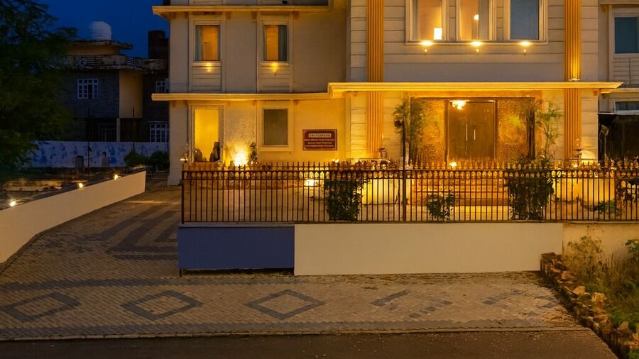 The Colonial Hotel Lake View Rooms