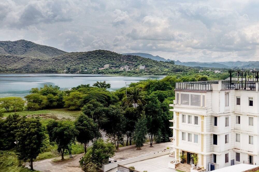 The Colonial Hotel Lake View Rooms