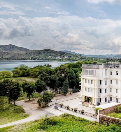 Front of property. The Colonial Hotel Lake View Rooms