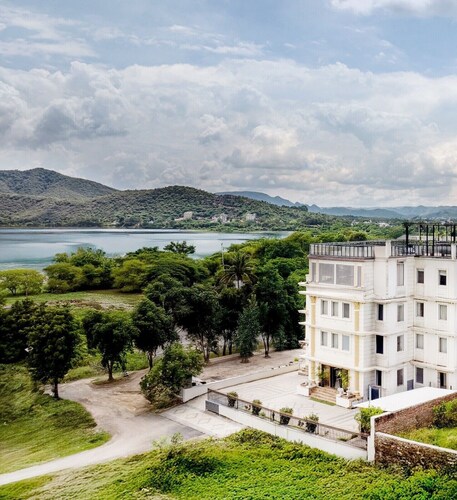 The Colonial Hotel Lake View Rooms