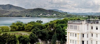 The Colonial Hotel Lake View Rooms