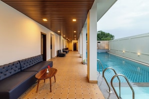 Una piscina al aire libre