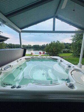 Outdoor spa tub