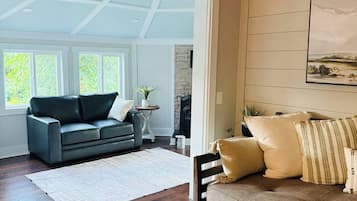 Älytelevisio, takka, työhuone