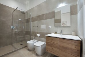 Dusche, Haartrockner, Bidet, Handtücher