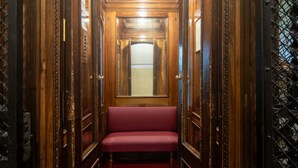 A narrow hallway with wooden paneling and a red bench. - Tuscan Refined Retreat (Firenze)