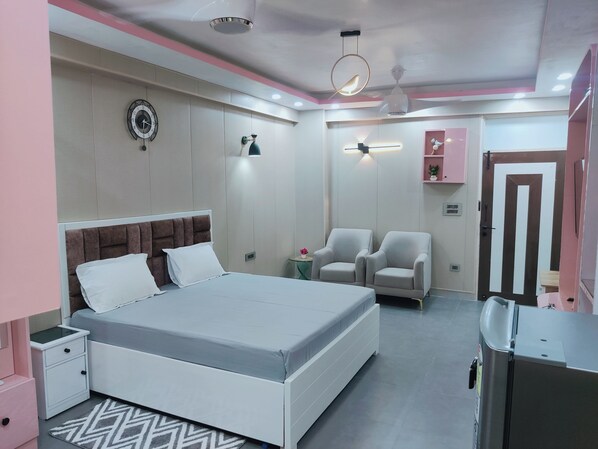 Luxury Studio Suite, Courtyard View | Room amenity