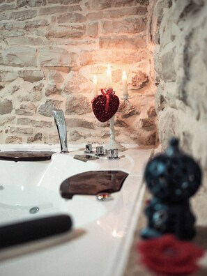 Shower, hair dryer, bidet, towels - Your luxury sanctuary inthe heart of Puglia! (Terlizzi)