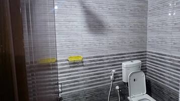Ducha, toallas, jabón, papel higiénico