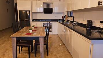 Mikrowelle, Ofen, Herdplatte, Geschirrspüler