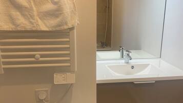 Serviettes fournies, savon, papier toilette