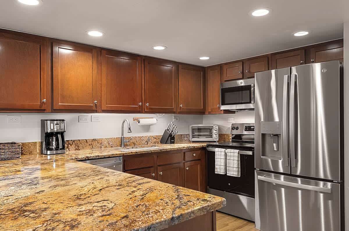 Fridge, microwave, stovetop, dishwasher