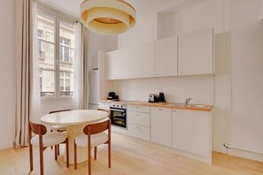 Fridge, oven, stovetop, dishwasher