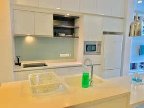 Refrigerador con freezer, microondas, placa de cocina, lavavajillas