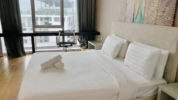 Comfort-huoneisto, 1 makuuhuone, kaupunkinäköala | Työpöytä, kannettavalle tietokoneelle sopiva työtila, pimennysverhot