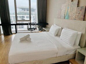 Escritorio, espacio para trabajar con laptop y cortinas blackout 