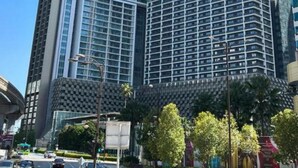 Un immeuble moderne de grande hauteur, sur lequel on peut lire le mot « PLATINUM » en haut.