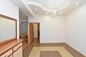 Apartment, 2 Bedrooms, Balcony - Hin Yerevantsi Apartment by Luxe Group (Yerevan)