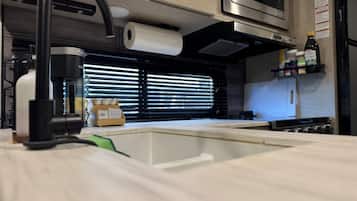 Refrigerador, microondas, horno y parrilla de estufa