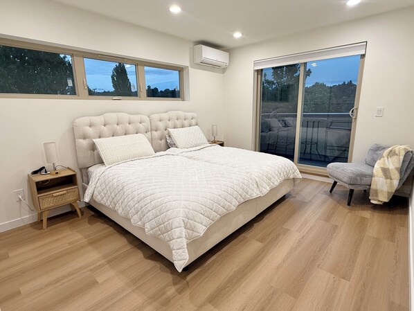 3 chambres, bureau, fer et planche à repasser, lit de bébé portatif