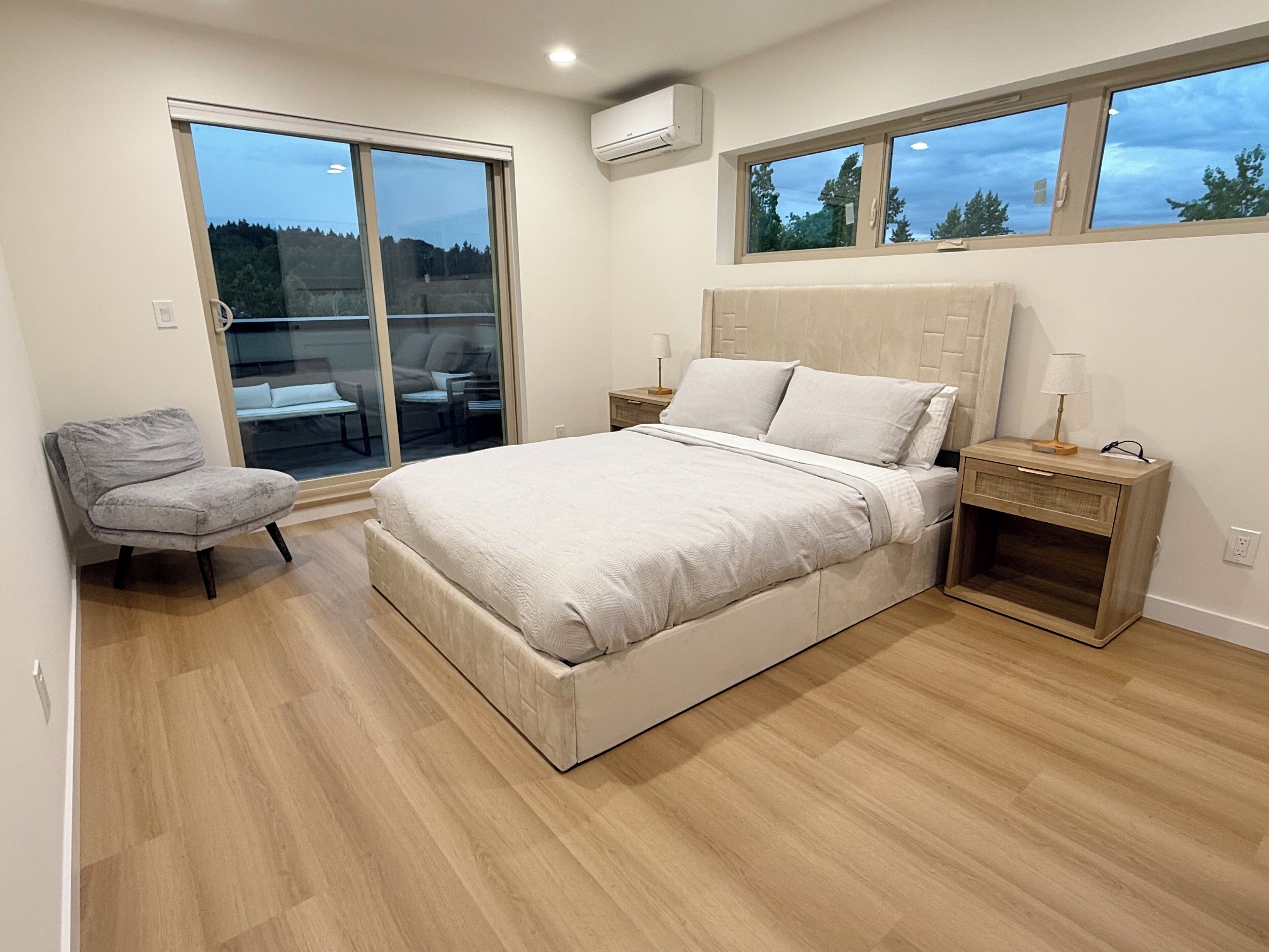 3 dormitorios, escritorio, tabla de planchar con plancha y cuna de viaje