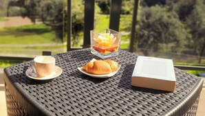 Outdoor dining - An oasis of tranquility in a strategic location, "Belvedere da Madia "in Monopoli. (Monopoli)